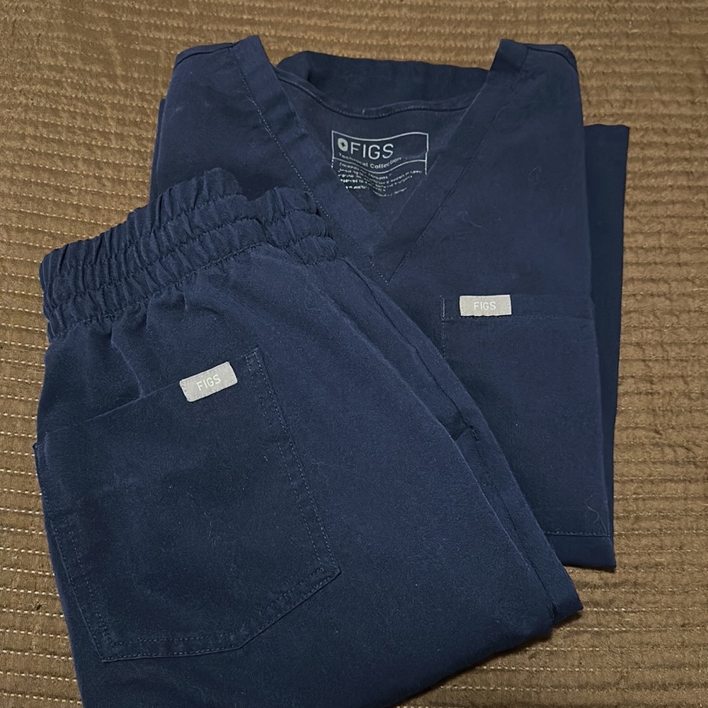 Figs navy scrub set